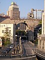 Italiano: Il ponte di Carignano a Genova, tra la palazzata delle antiche case, il centro dei Liguri e gli svincoli stradali. Sullo sfondo il grattacielo dell'Orologio.