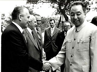 Стане Доланц иза Хуа Гуофенга, током његове посете СФРЈ, 1978.