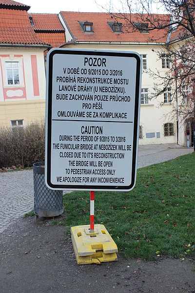 File:Praha, lanovka na Petřín, informační tabule.jpg