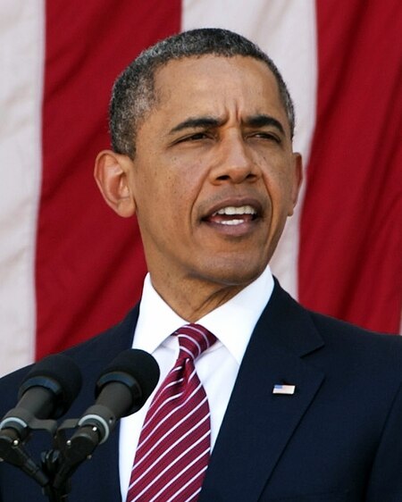 ไฟล์:President_Barack_Obama_delivers_remarks_during_the_Memorial_Day_observance_ceremony_at_Arlington_National_Cemetery_in_Arlington_Va.,_May_28,_2012.jpg