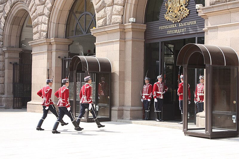 File:President of Bulgaria, Residence, Guard change 004.JPG