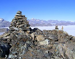 Vârful roșu al fundalului marii gran paradiso și rosa.jpg