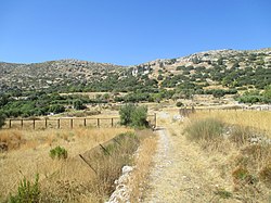 Antiikin Samoksen agoran arkeologista aluetta, taustalla akropolis eli Kástron kukkula.