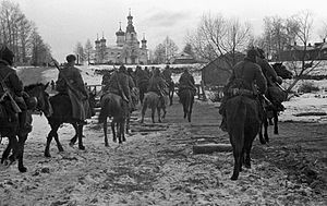 Кавалеристы корпуса генерала Белова на марше. 1941 год, декабрь.