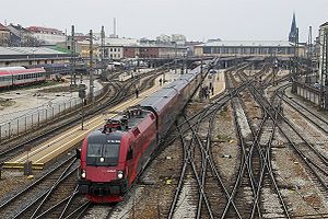 Ausfahrt eines Railjet aus dem Wiener Westbahnhof