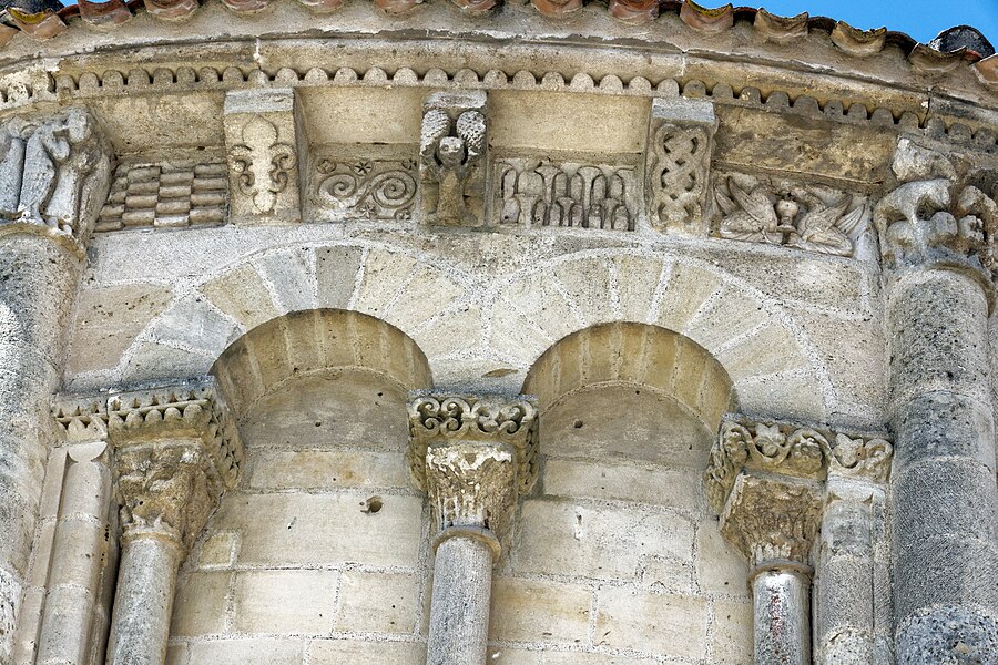 Reich geschmückt, die romanische Apsis (12. Jahrhundert) der Kirche Saint-Vivien-de-Medoc. 13.jpg