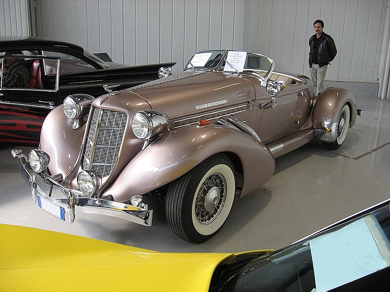 File:Replica of Auburn 851-Boattail-Speedster Front-view.jpg