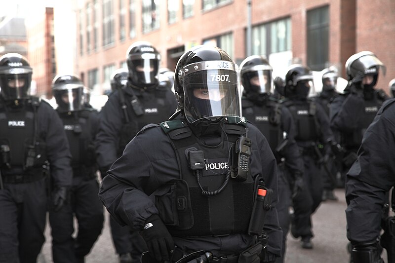 File:Riot police march in unison, following loyalists flooding back into East Belfast.jpg