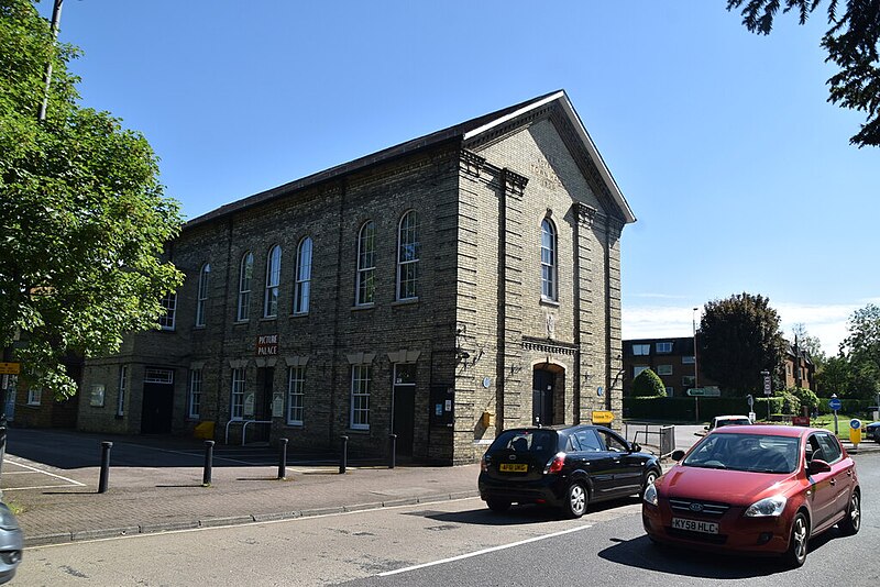 File:Royston Town Hall (geograph 6971944).jpg