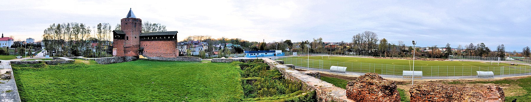 הריסות הטירה ואצטדיון המועדון RKS Mazovia שליד הטירה..jpg