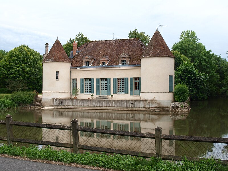 File:Saint-Hilaire-sur-Puiseaux-FR-45-château-27.jpg