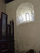 Орган старой церкви Сакшауг и окно северной стены.jpg