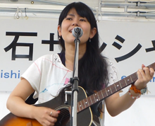 Сатоко Ишимине на летнем фестивале Hatsuishi Sunshine Summer Fun Festa, август 2012 г.
