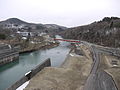 ダム堤体から下流を望む（2010年3月）