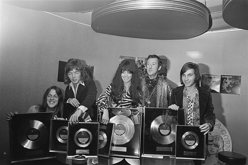 File:Shocking Blue krijgt gouden en platina platen in Hilton Hotel , Amsterdam, Bestanddeelnr 923-8080.jpg