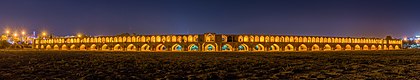 Si-o-se Pol, conhecida oficialmente como Ponte Allāhverdi Khan (em português “Ponte dos 33 Arcos”) Isfahan, Irã. (definição 10 134 × 1 930)