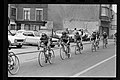 Het peloton doorkruist Ruddervoorde tijdens de Sint-Elooisprijs in 1975.