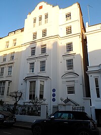 Photograph of 22 Hyde Park Gate with commemorative plaques for the Stephen family