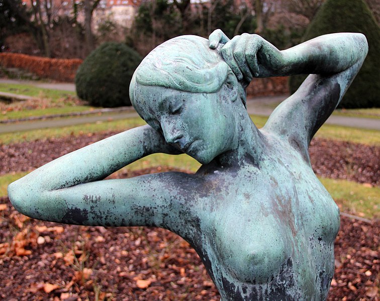 File:Skulptur Stadtpark Steglitz (Stegl) Erwachsenes Mädchen Julius Limburg 4.jpg