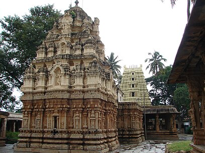 Stili tipik Vijayanagara dravida shikhara në Tempullin Someshvara në Kolar (shek XIV)