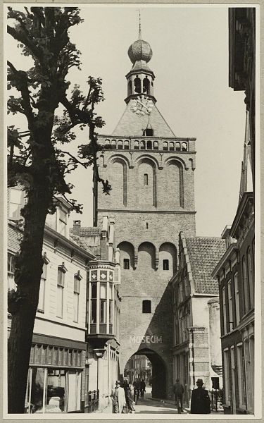 File:Stadspoort in straat - Culemborg - 20323478 - RCE.jpg