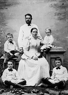 StateLibQld 1 157194 משפחתו של ג'ורג 'ג'וזף הול מבונדברג, 1895.jpg