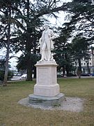La statua del famoso medico valdostano Laurent Cerise nel giardino pubblico.