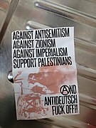 Sticker mit der Aufschrift „Against Antisemitism Against Zionism Against Imperialism Support Palestinians And Antideutsch Fuck off!!“. Das A ist bei dem Wort „And“ in einen Kreis gesetzt, ein oft verwendetes anarchistisches Symbol