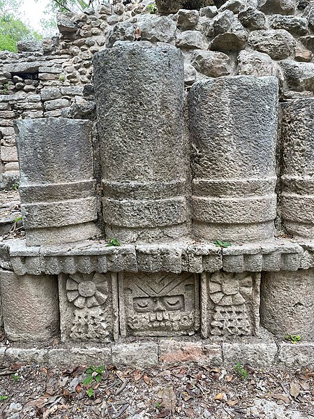 File:Stone pillars with carvings at Yaxuna 01.jpg