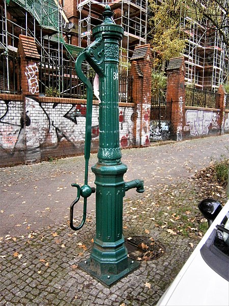 File:Straßenbrunnen34 PrBg Immanuelkirch- Ecke Prenzlauer (3).jpg