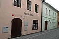 Čeština: Město Sušice v okrese Klatovy. Klostermannova ulice v historickém centru. Dům čp. 118, vpravo zelený dům čp. 119.