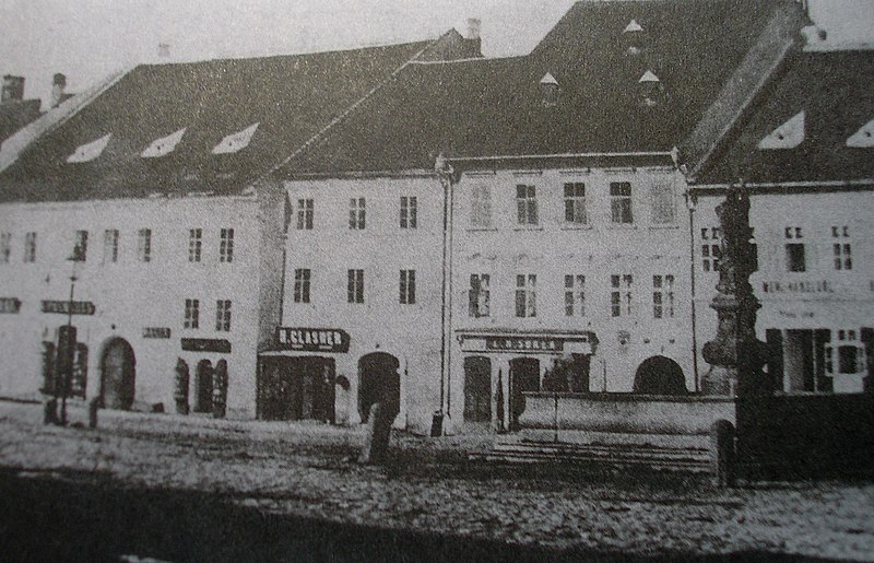 File:Svatováclavská kašna, Karlovo náměstí v Třebíči.jpg