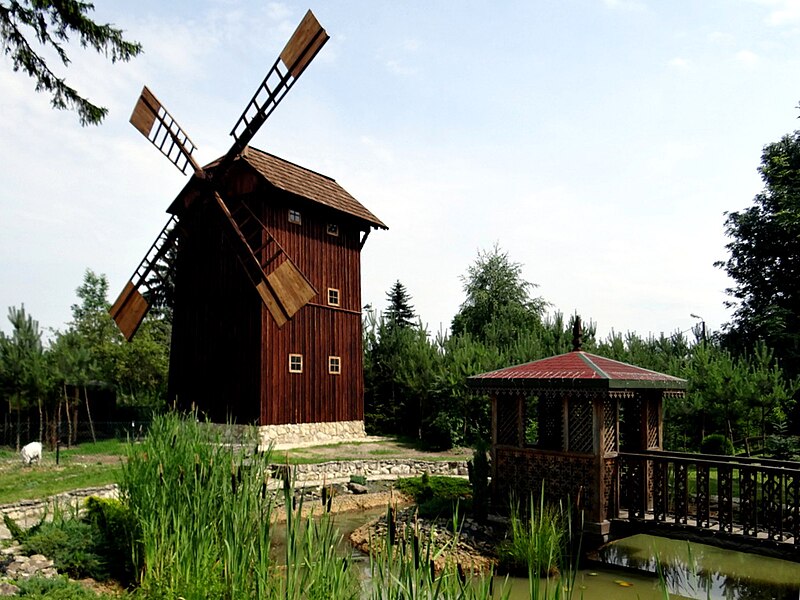 File:Szczebrzeszyn. Karczma Klemens. Wiatrak przy restauracji i muzeum (3).jpg