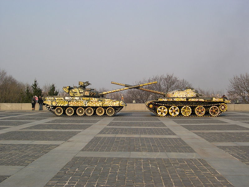 File:T-80UD and T-62.jpg