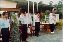 Tahun 90-an: Tn. Hj. Rahman bin Abdul Majid, bekas Pengetua SMKSR yang bersongkok hitam. Pada masa tersebut beliau merupakan GPK HEM. Di sebelah kanan beliau ialah En. Mazelan bin Azam, juga bekas Pengetua SMKSR yang pada masa tersebut merupakan GKMP.
