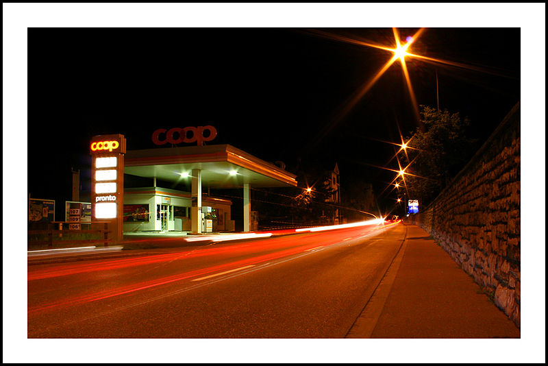 File:Tankstelle bei Nacht.jpg