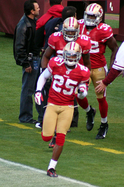 File:Tarell Brown entrance 49ers vs Bears 2009.jpg