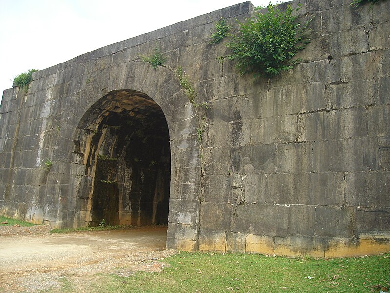 File:Tay Do castle North gate.JPG