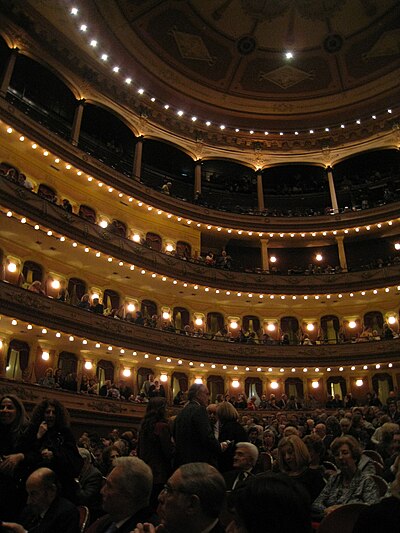 Main auditorium Teatro Avenida (Buenos Aires).jpg