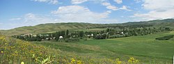 قسمت فوقانی (جنوبی) روستای Temen-Suu همانطور که از غرب مشاهده می شود