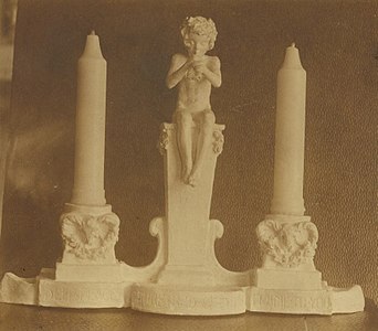 Sculpture de chandelier en terre cuite réalisée pour L.R. Ernst, 1907.