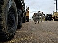 Soldados de la Guardia Nacional de Texas preparan vehículos para la respuesta de emergencia antes del huracán Harvey el 25 de agosto.