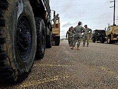 I soldati della Guardia Nazionale del Texas preparano i veicoli per la risposta alle emergenze prima dell'uragano Harvey il 25 agosto 2017.