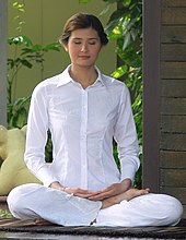 Mujer tailandesa, meditar