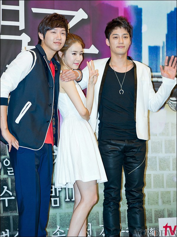 The cast at the press conference in April 2012. Left to Right: Ji Hyun-woo, Yoo In-na and Kim Jin-woo.