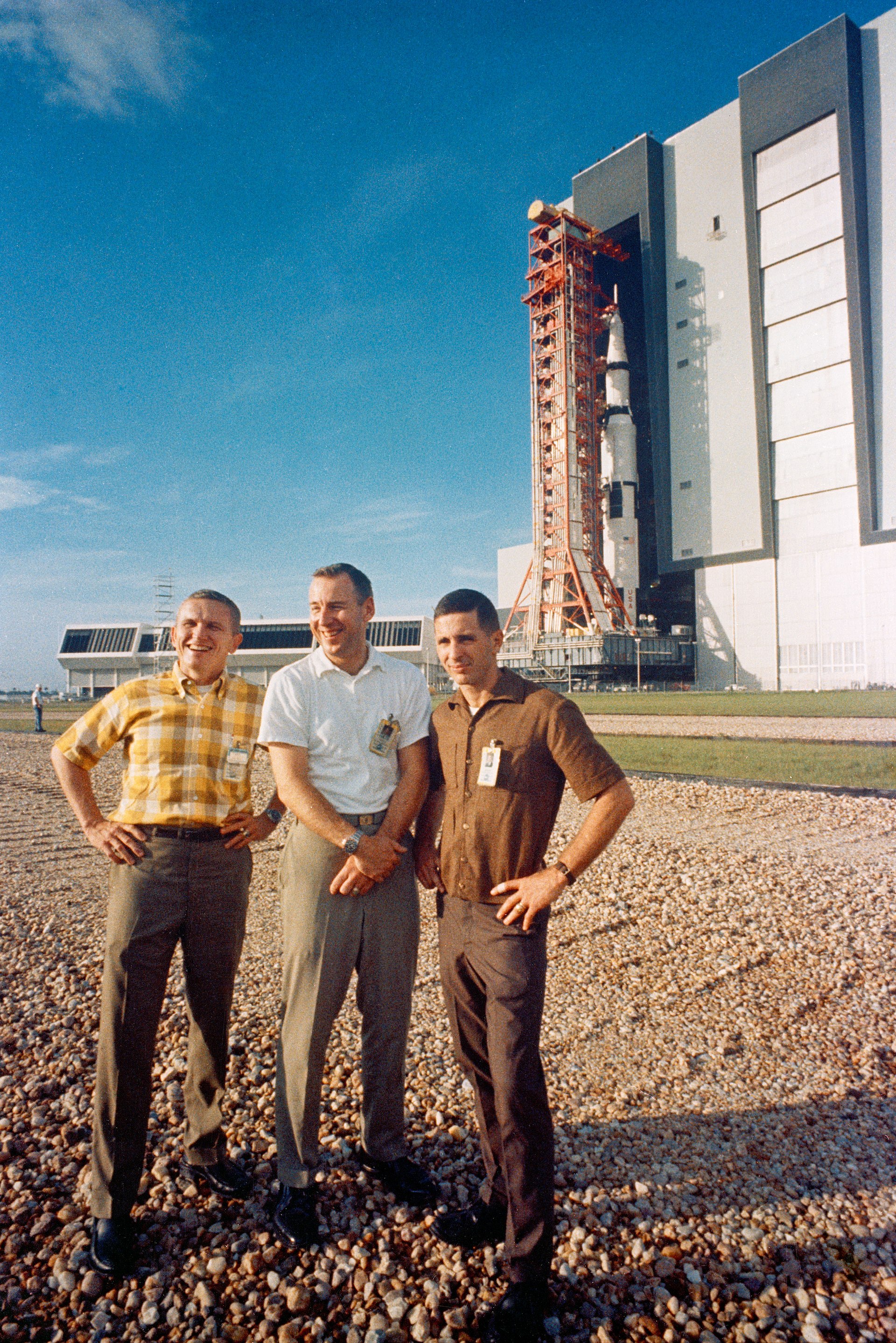 1920px-The_Apollo_8_prime_crew_stands_in