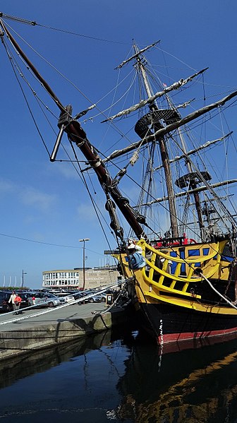 File:Three masts "Etoile du Roy" in the port of Saint-Malo (3).jpg