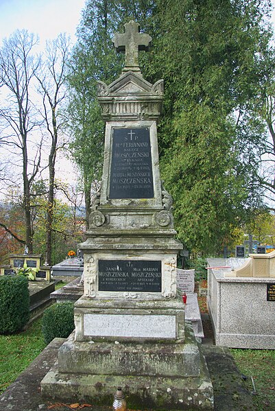 File:Tomb of Moszczeński family at municipal cemetery in Lesko 1.jpg