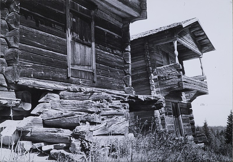 File:Traditional stock cabin at Kovala house in Keuruu, Finland. Akseli Gallen-Kallela stayed in the first floor of the farther cabin (34183202874).jpg