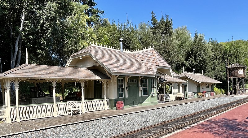 File:Train station à Disneyland July 2022.jpg